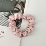 Scrunchies Rosa hårstrikk i silke